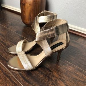 Women’s beautiful gold heels 🤩